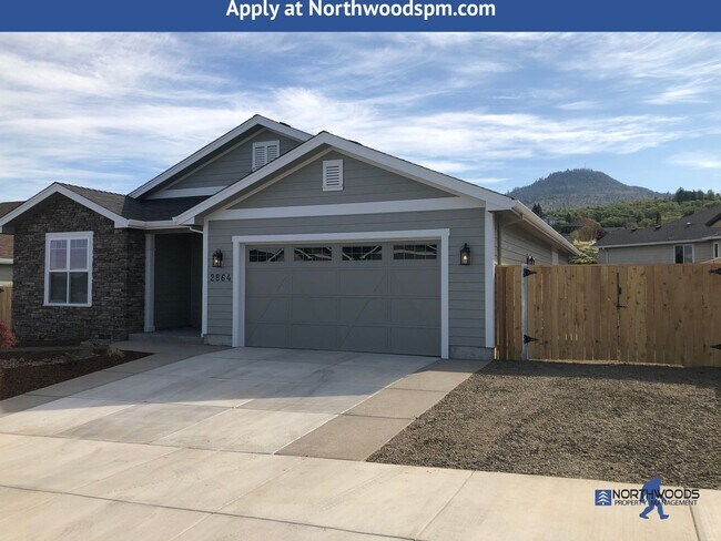 Building Photo - Beautiful 4 Bedroom 2 Bath Home