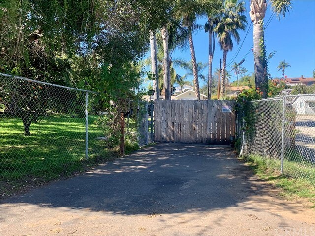 Foto del edificio - 2428 Hutchison St