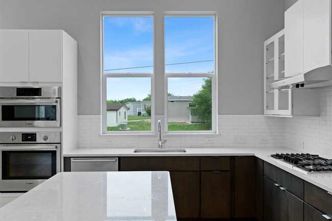 Building Photo - 6201 Toscana Ave