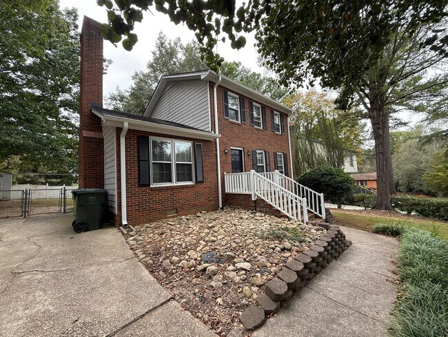 Foto del edificio - Charming 3BD, 2.5BA North Raleigh Home wit...