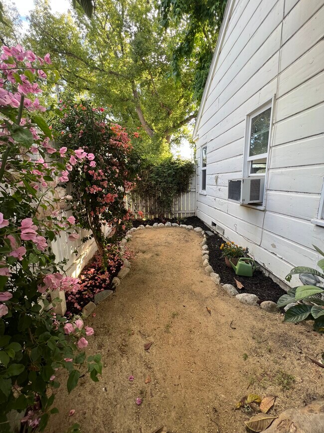 Foto del edificio - 702 N Catalina St