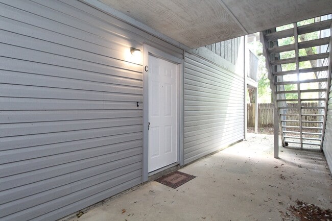 Building Photo - Updated 2BR/2BA 1st-Floor Condo – Convenie...