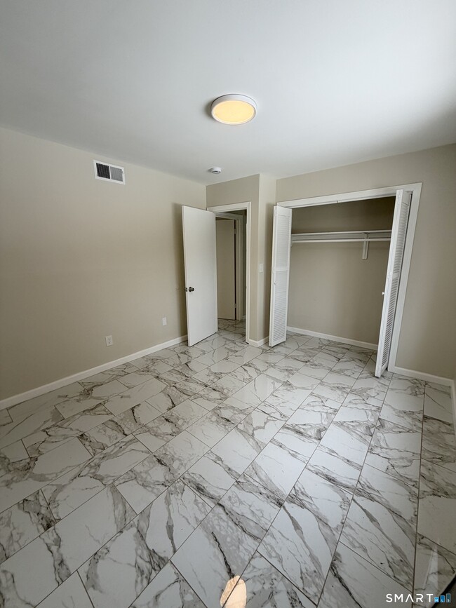 Foto del edificio - 267 Branford Rd