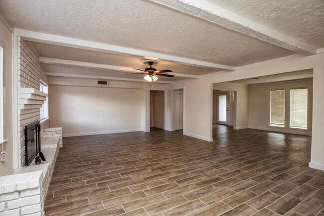 Foto del edificio - 5920 Tangledahl Ln