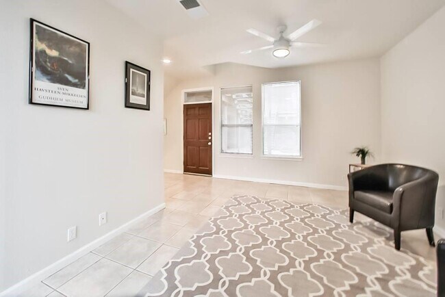 Foto del edificio - 611 E 45th St