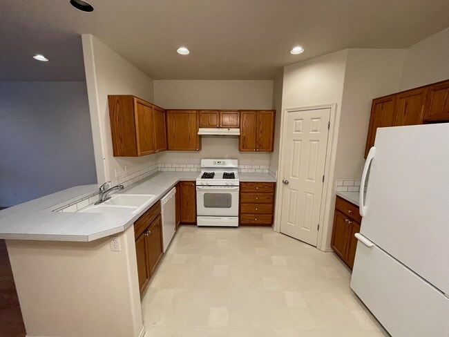 Building Photo - 2436 NW Roseburg Terrace  ~ Wonderful Beth...