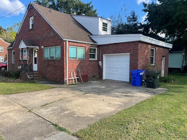 Building Photo - 915 Mapole Ave