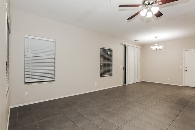 Foto del edificio - 5807 E Grove Ave