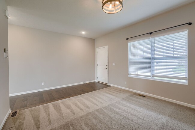 Building Photo - 5 Bedroom Papillion Stunner!!