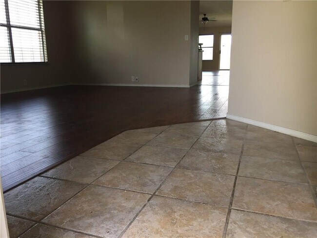 Building Photo - 827 Cascade Dr