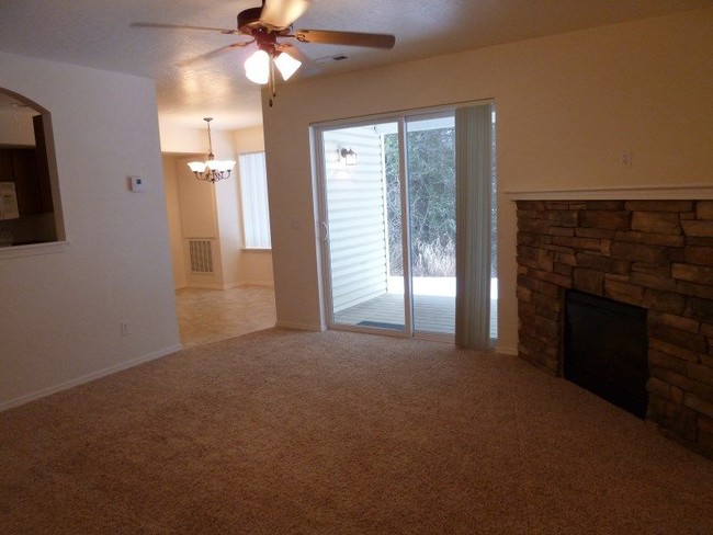 Building Photo - Ponderay Townhome