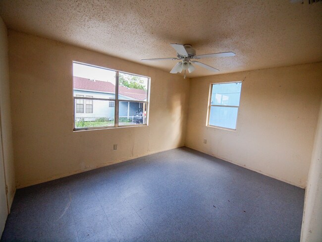 Dormitorio 1 - 2801 Guadalupe St