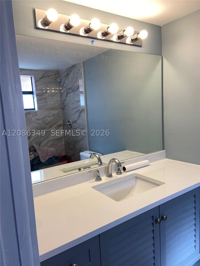 Foto del edificio - 2740 W 62nd St