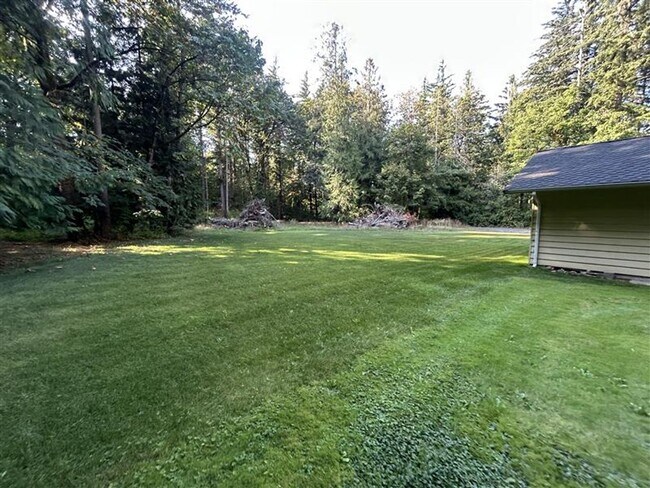 Foto del edificio - Three Bedroom House for Rent with Large Yard