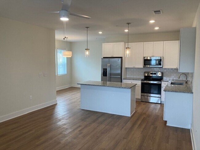 Foto del edificio - Walk to the River Front, Restaurants, Shop...