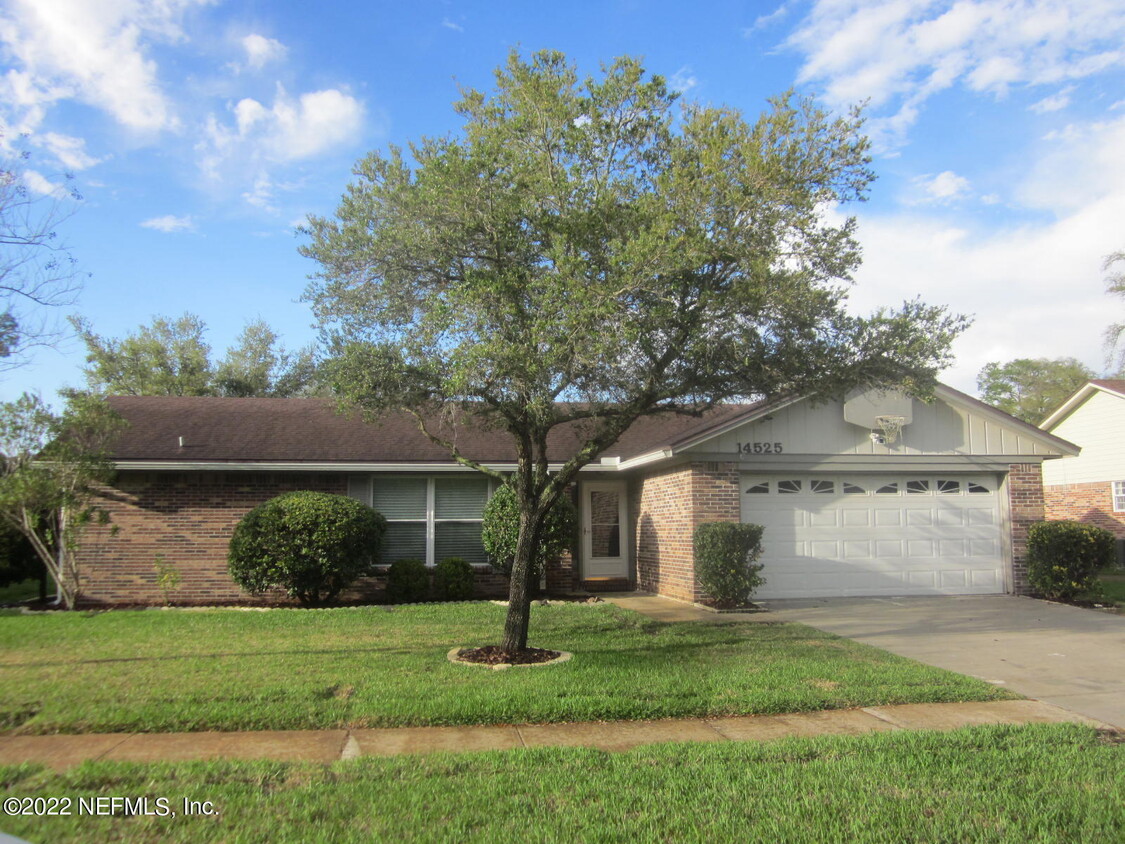 Primary Photo - 14525 Cedar Island Rd N