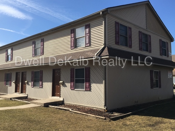 Primary Photo - 820 W Hillcrest Dr