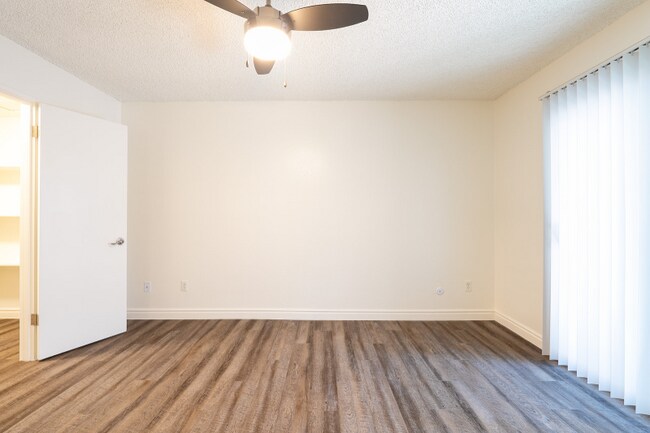 Foto del edificio - 1110 Meadow Lake Dr