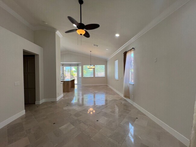 Foto del edificio - Gorgeous, Low Maintenace, Like new Home Cl...