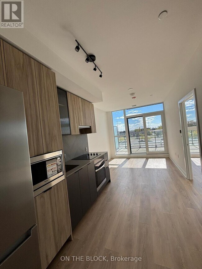 Building Photo - 1037 The Queensway