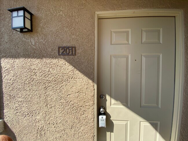 Building Photo - 721 Peachy Canyon Cir