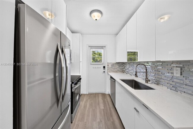 Building Photo - 6565 Santona St