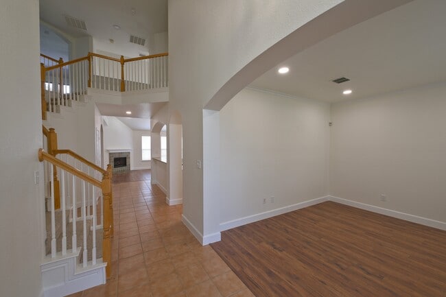 Building Photo - 3001 Claybrook Dr