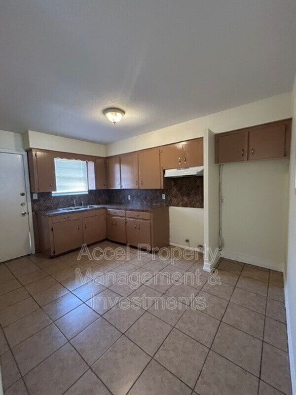 Building Photo - 2409 Gumwood Ave W