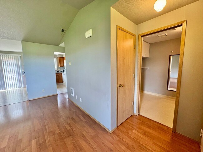 Foto del edificio - Adorable Quiet park like setting in fruit valley sunsets with landscaping provided