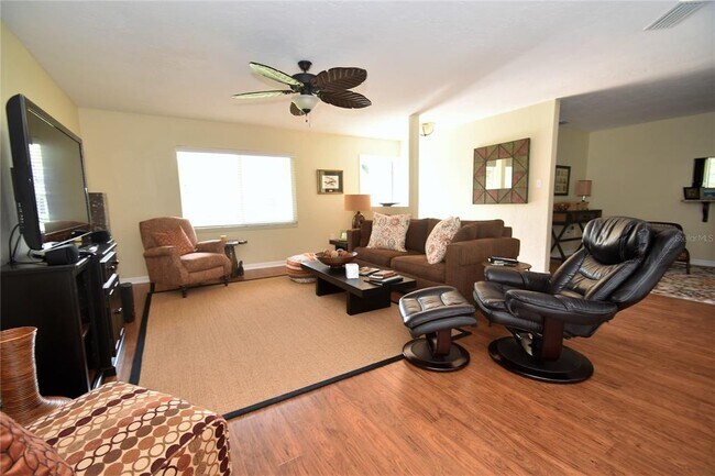 Building Photo - 1833 Sandalwood Dr