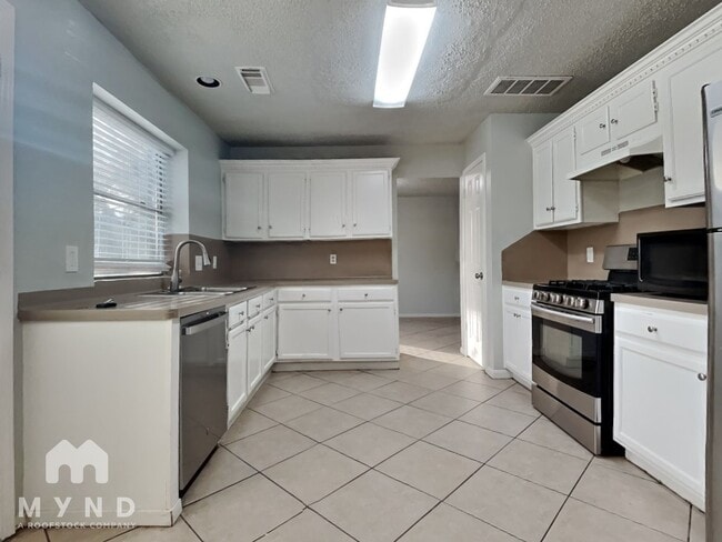 Building Photo - 18163 Holly Green Dr