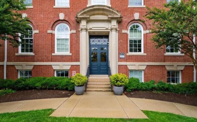 Building Photo - Open And Updated One Bedroom Apartment At The Parker Flats!