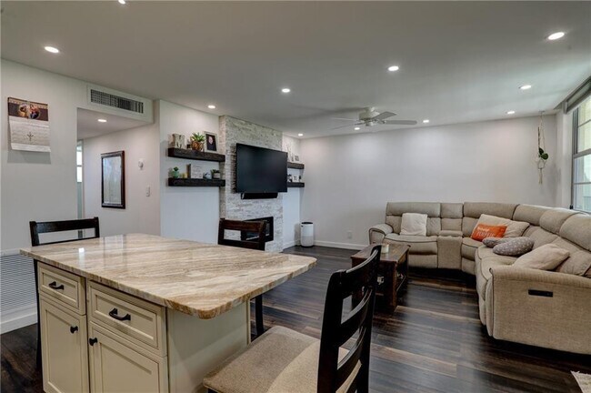 Foto del edificio - 2400 NE 10th St