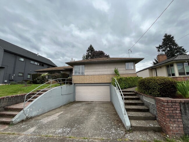 Building Photo - Charming Two-Bedroom with Spacious Living ...