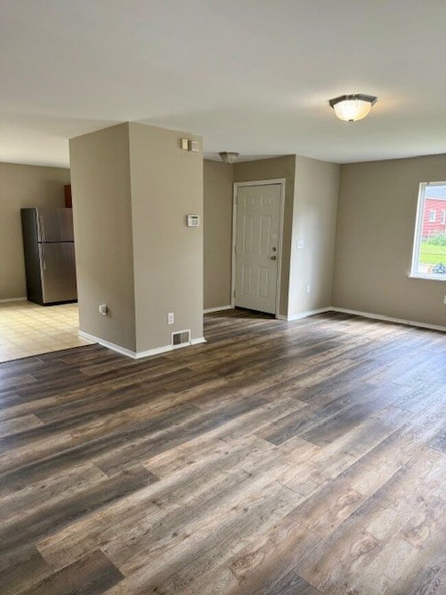 Building Photo - NEW RENTAL! Available Now