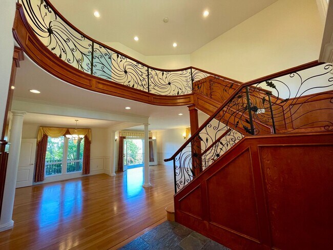 Building Photo - NW 4 Bed 3.5 Bath + Den - Bonny Slope - Pr...