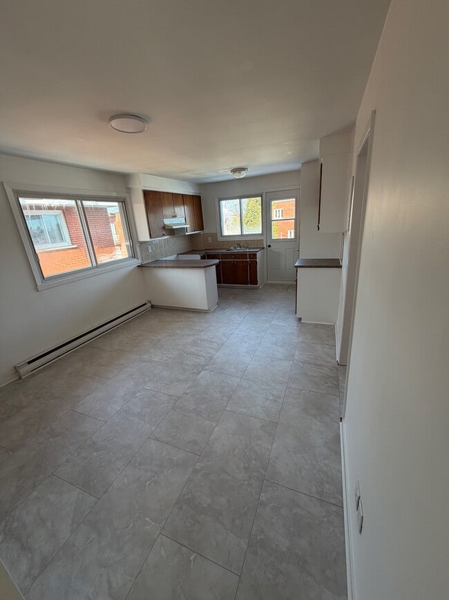 Building Photo - 9421 Av Charton