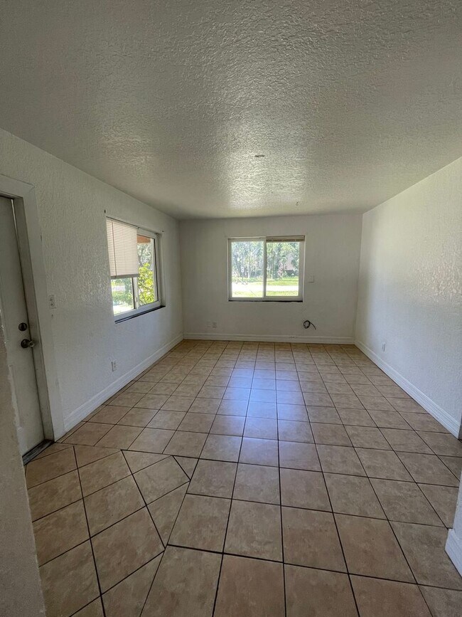 Building Photo - 701-705 S Palmetto Ave
