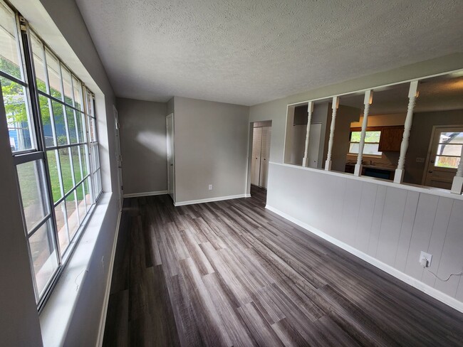 Building Photo - Updated 3 bedroom 1 bath in Fairdale with ...