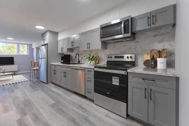 Photo du bâtiment - 2 Bed / 1 Bath in Kingston – All Utilities & Parking Included - $1,899/month