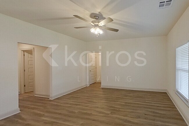 Foto del edificio - 8049 Hendrick Dr