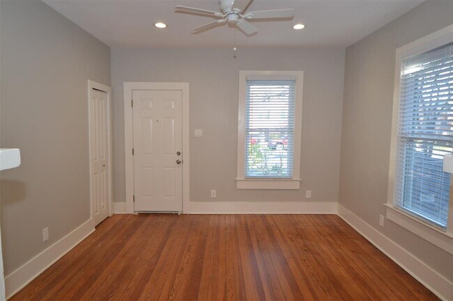 Foto del edificio - 7602 Blessing Ave