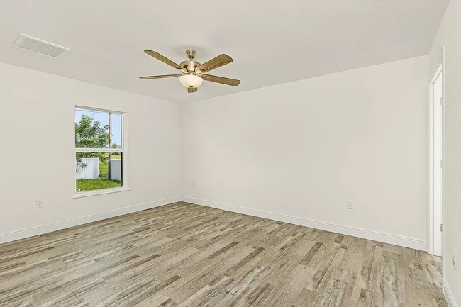 Foto del edificio - 2301 NE 8th Pl