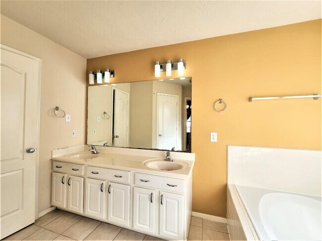 Foto del edificio - 7407 Hollister Ridge