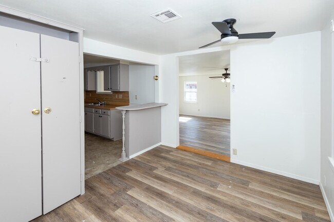 Building Photo - 1106 N 5th St