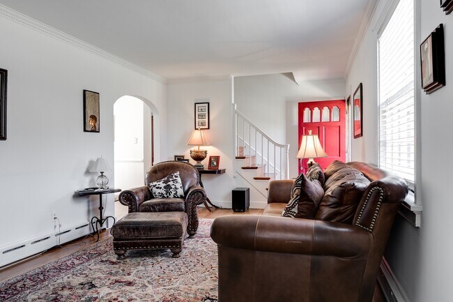 Building Photo - Charming 4 Bed / 1.5 Bath Cape AVAILABLE N...