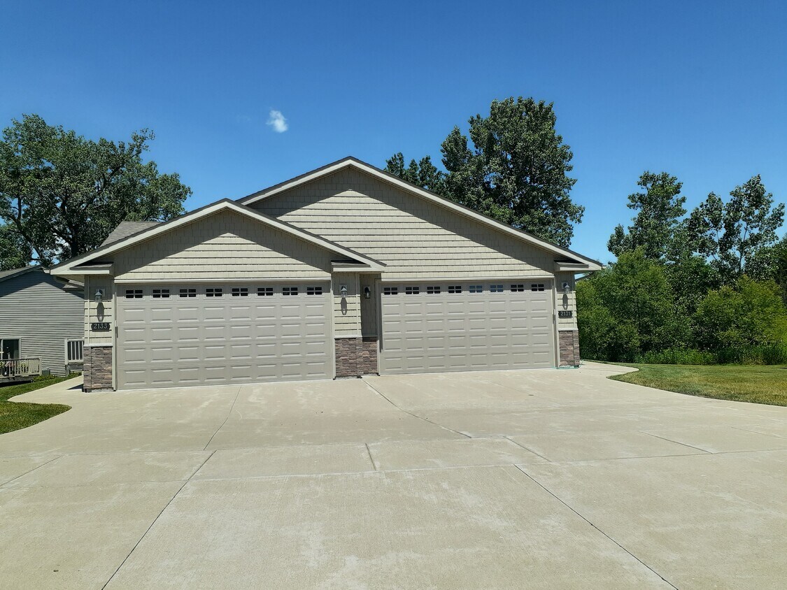2131 Cobblestone Dr, Muscatine, IA 52761 Condo for Rent in Muscatine