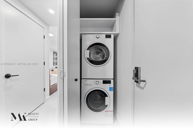 Building Photo - 121 NE 5th St