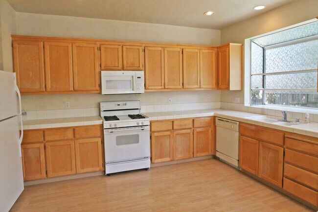 Building Photo - 3260 Montecito Dr