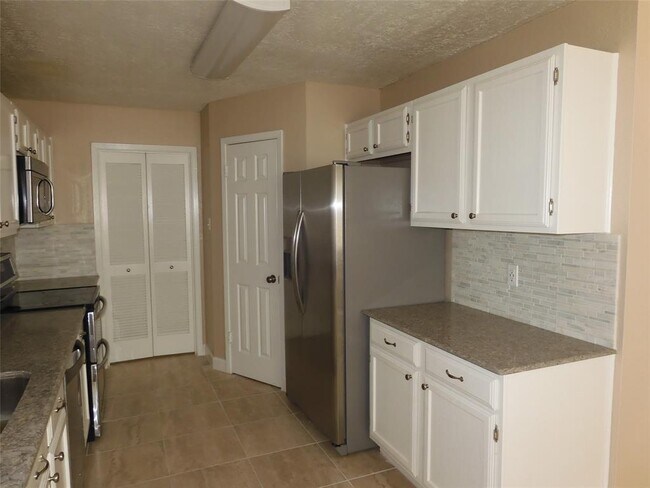 Building Photo - 412 Forest Hills Dr
